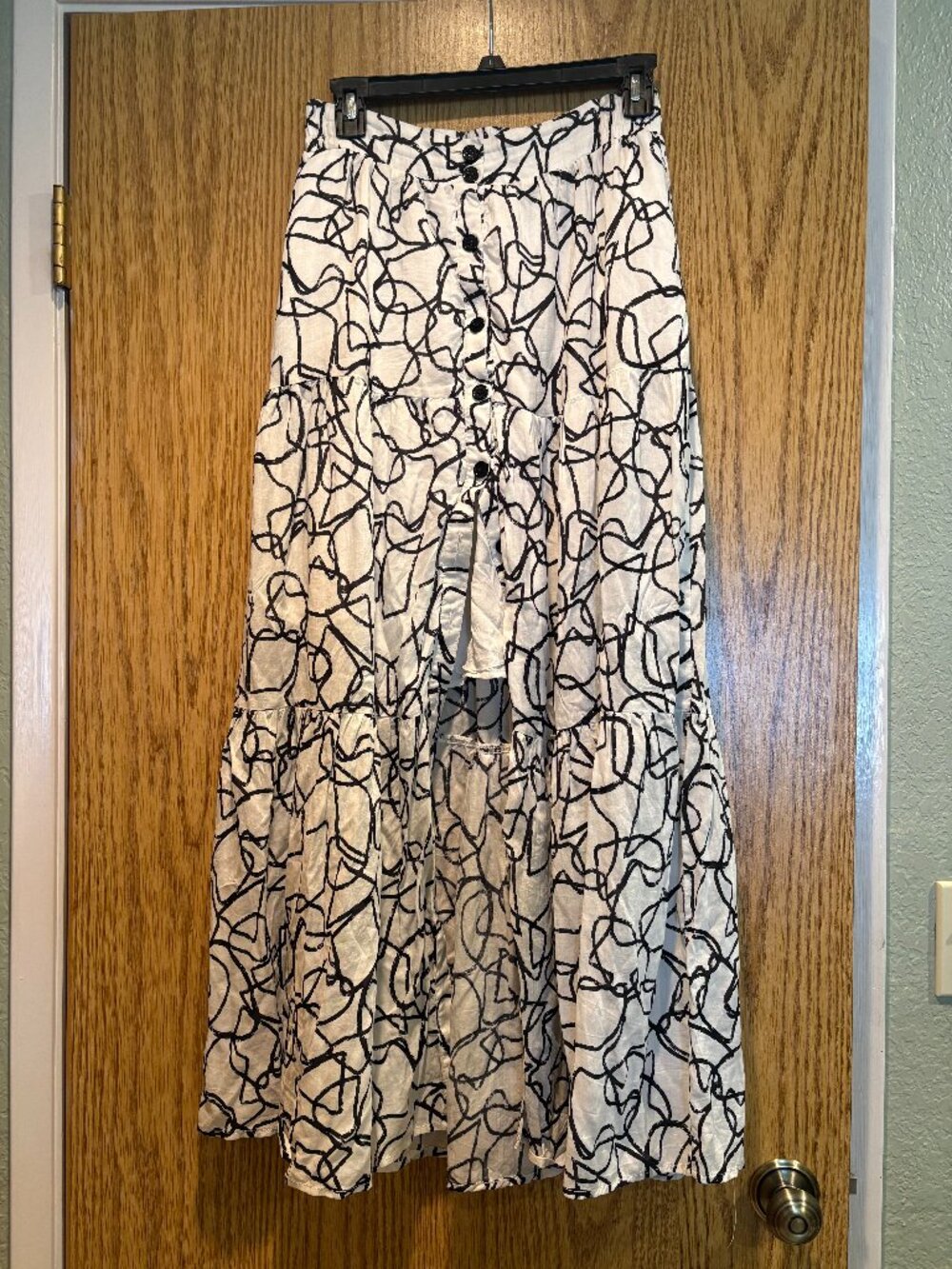 ASTR The Label Abstract Print Tiered Maxi Skirt NWOT Size Small Black and White